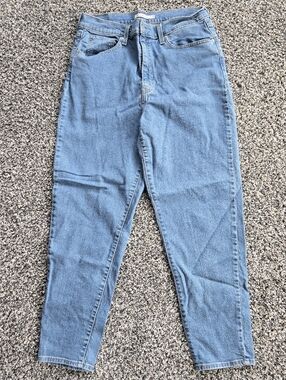 Levi's High Waisted Tapered Leg Jeans Women's Size 32 Medium Wash